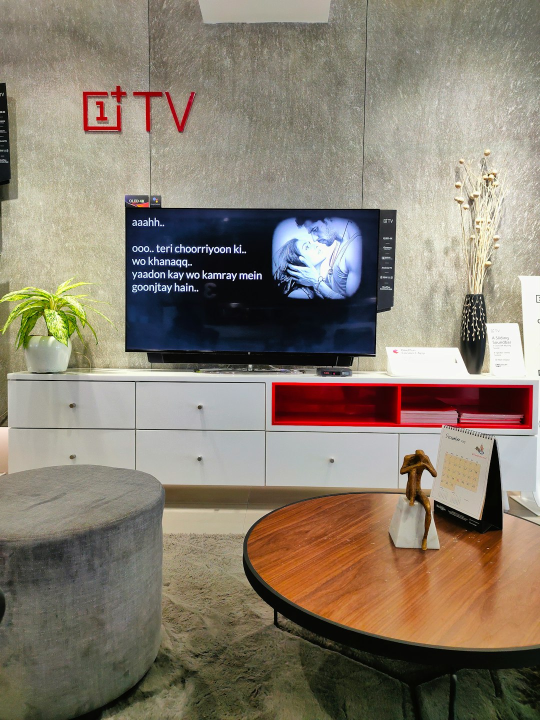 turned-on-flat-screen-tv-rvx1ylsg5x8